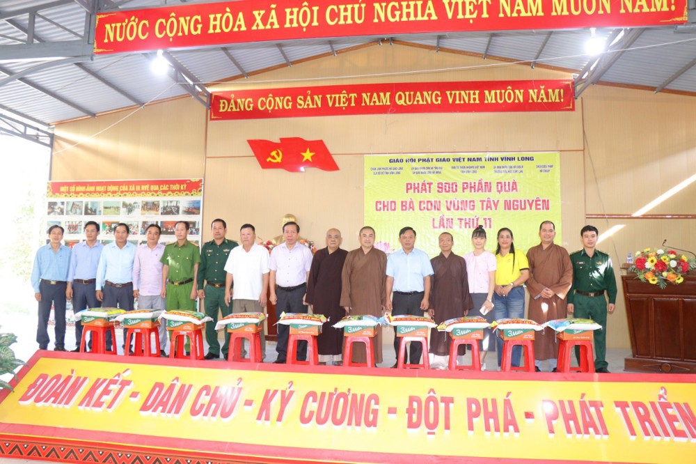 Vĩnh Long: Ban Từ thiện Xã hội Phật giáo tỉnh Vĩnh Long trao tặng 900 phần quà cho đồng bào tỉnh Đắk Lắk