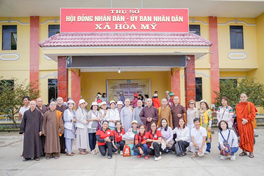 Giáo hội Phật giáo Việt Nam trao hơn 7 tỷ đồng và hàng ngàn phần quà cho bà con vùng bão lũ miền Trung
