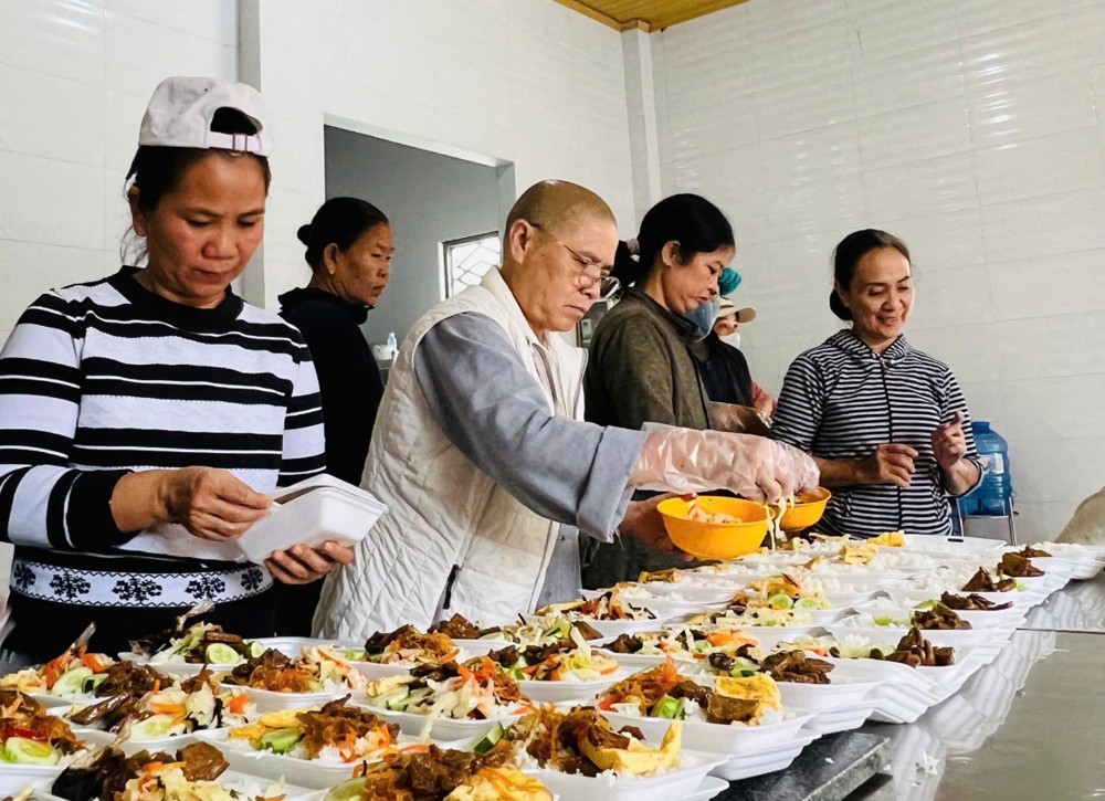 Đắk Lắk: Hàng nghìn suất cơm nghĩa tình gửi đến bà con vùng lũ