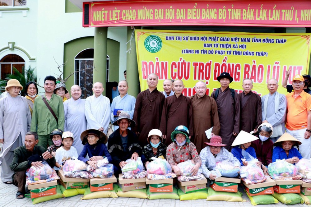 Phật giáo Đồng Tháp tặng 1.200 phần quà cứu trợ bà con các tỉnh miền Trung