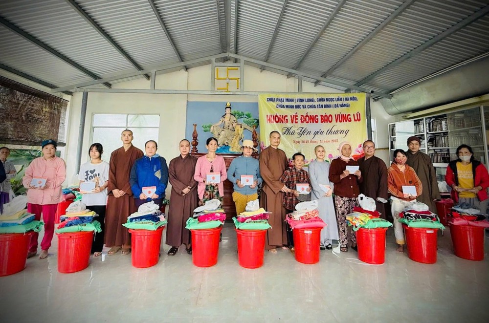 Các tự viện phối hợp trao quà cứu trợ bà con tỉnh Phú Yên (cũ)