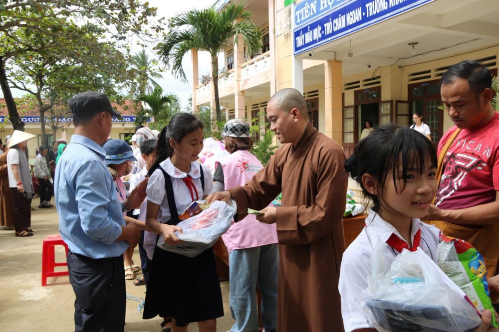 Đăk Lăk: Chuyến thiện nguyện tỏa tinh thần từ bi & sẻ chia sau thiên tai