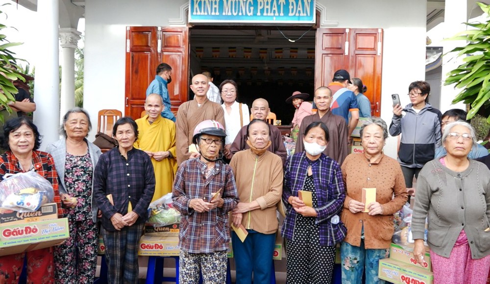 Khánh Hòa: Chùa Giác Tánh (TP.HCM) trao quà hỗ trợ bà con vùng lũ