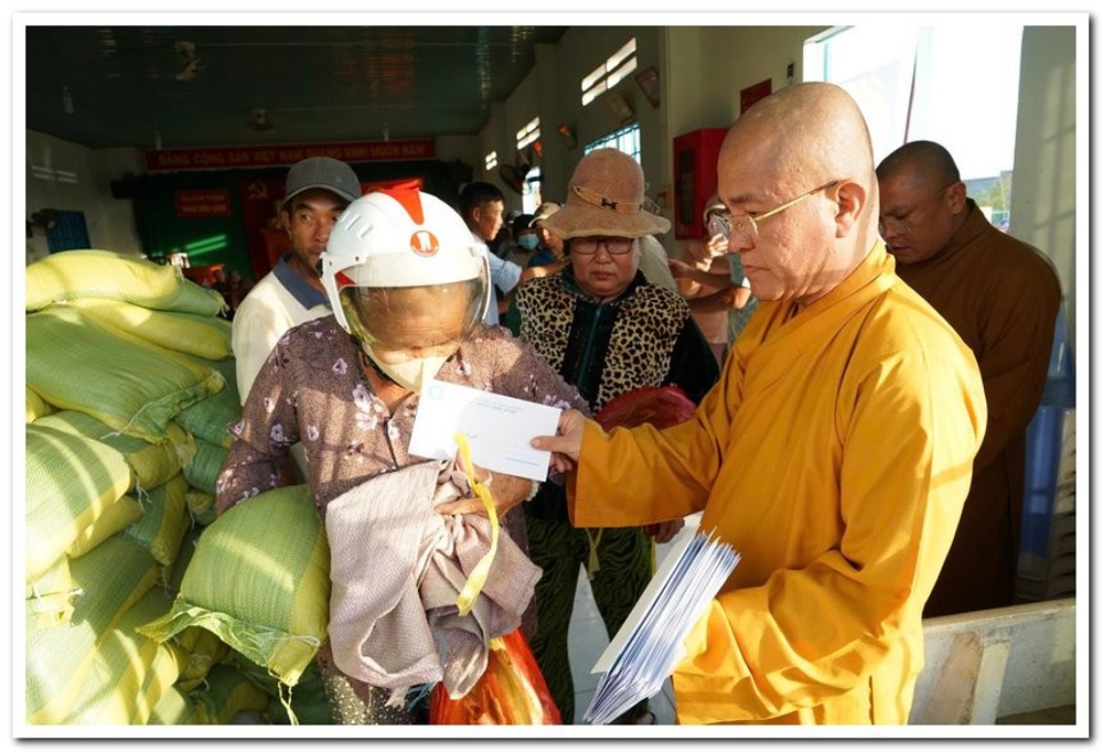 Lâm Đồng: Ban Trị sự GHPGVN tỉnh và Ban Từ thiện xã hội trao 1100 phần quà cứu trợ đến bà con ảnh hưởng bởi bão lũ tại phường Hàm Thắng và xã Hàm Thuận