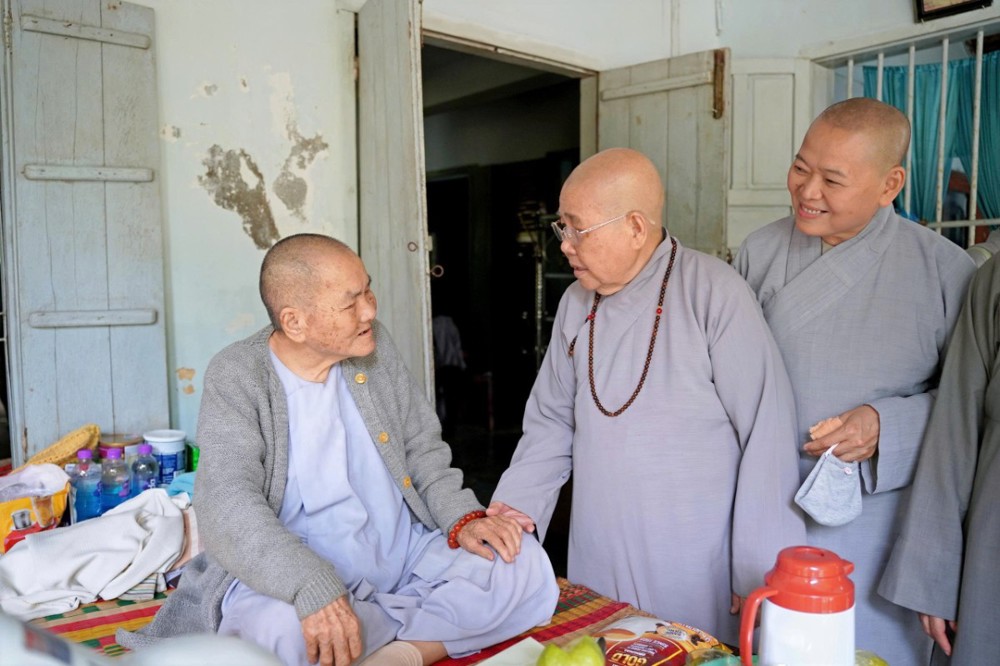 Tình Pháp lữ trong bão lũ: Nghĩa đồng tu sưởi ấm miền Trung