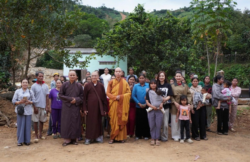 Khánh Hòa: Đoàn thiện nguyện sẻ chia yêu thương đến đồng bào dân tộc Pakremong vùng sạt lở do thiên tai