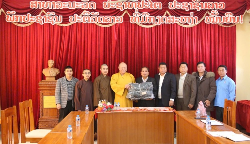 Ban Trị sự Phật giáo tỉnh Thanh Hoá thăm, tặng quà tại Trường Dân tộc Nội trú tỉnh Hủa Phăn (Lào)