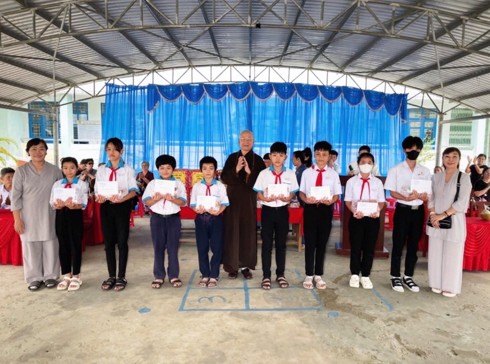 Chùa Thiên Tôn kết hợp Ban HDPT TP.HCM tổ chức chuyến từ thiện xuôi về xã Tiên Thủy, tỉnh Bến Tre