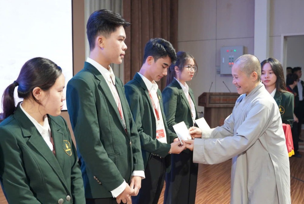 Lâm Đồng: “Thắp sáng ước mơ – Chia sẻ yêu thương trong mùa lũ”