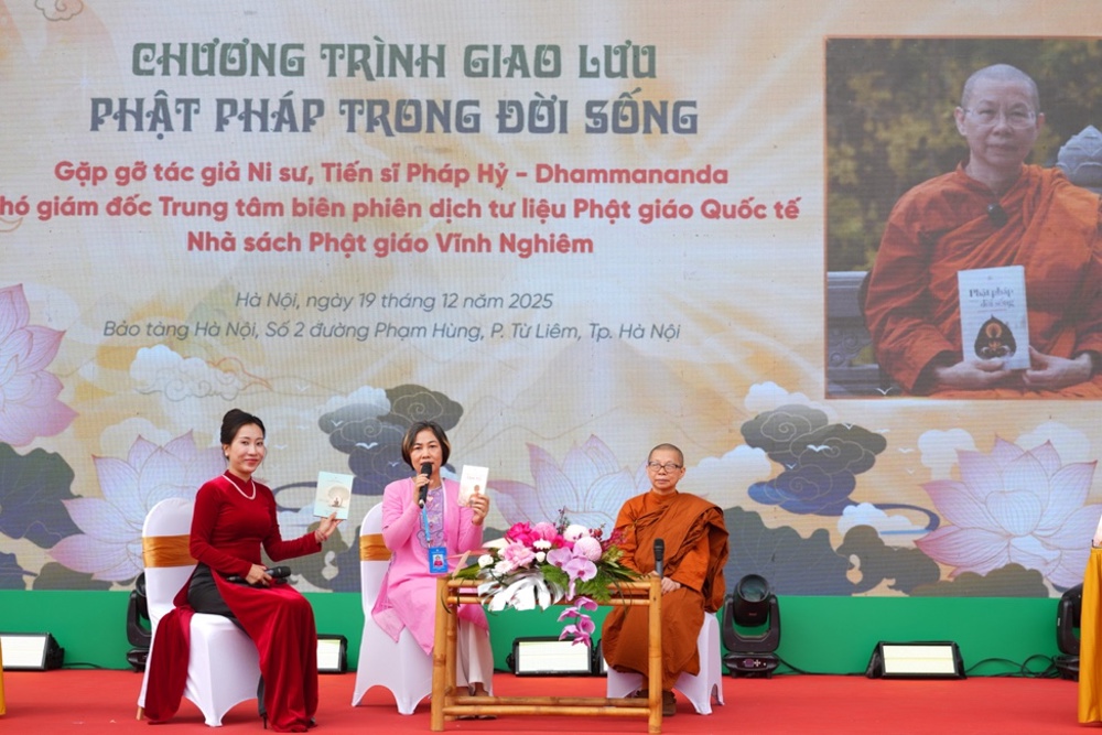 Giao lưu ra mắt sách “Phật pháp trong đời sống” tràn đầy cảm xúc tại buổi triển lãm thứ hai