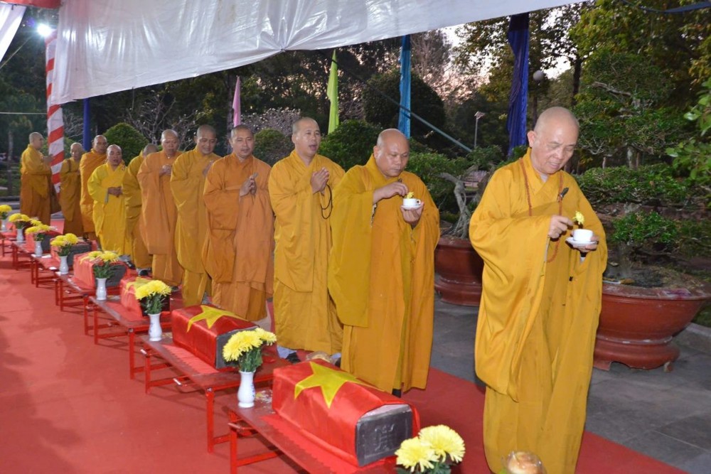 Phật giáo tỉnh Tây Ninh tưởng niệm Anh hùng Liệt sĩ tại Nghĩa trang Đồi 82, xã Tân Biên
