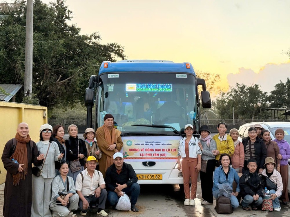 Đà Nẵng: Chùa Huệ Quang (Ngũ Hành Sơn) cúng dường các chùa và hỗ trợ người dân vùng lũ