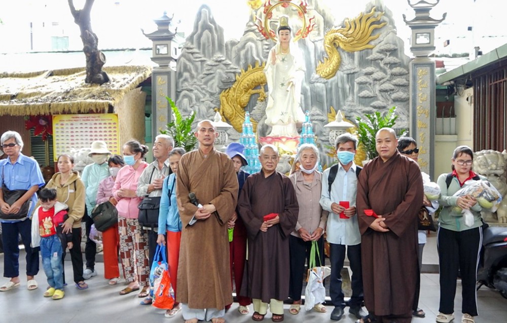 TP.HCM: Chùa Giác Tánh tổ chức khóa tu và trao 400 phần quà đến người khiếm thị và người khó khăn