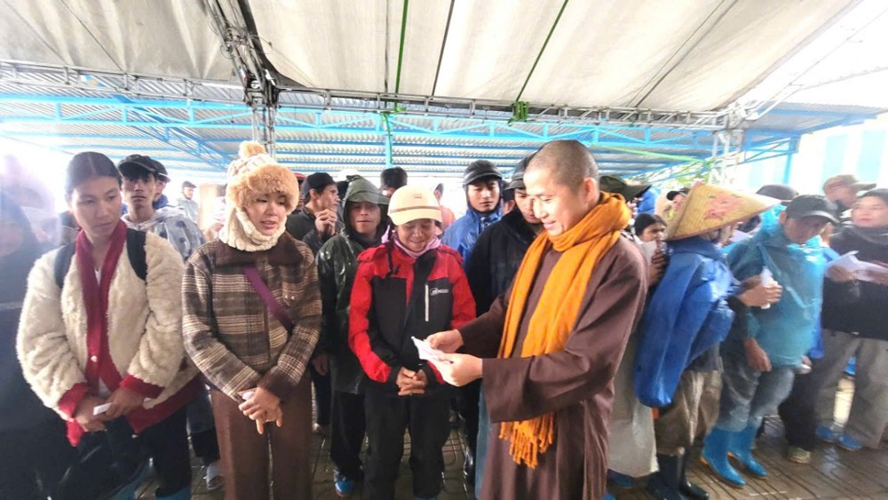 Đà Nẵng: Chùa An Phước tặng quà hỗ trợ bà con bị thiên tai tại Nam Trà My 