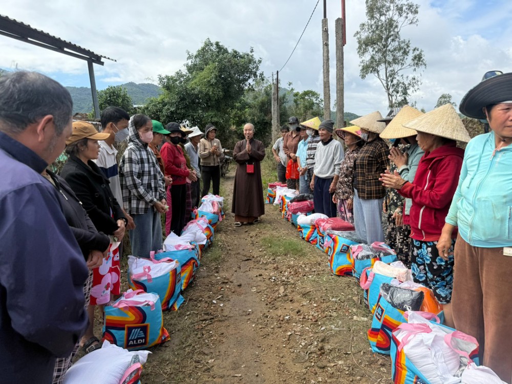 TP.HCM: Chùa Di Đà xã Nhuận Đức trao 900 phần quà đến đồng bào hai xã Hòa Xuân và Sơn Hòa