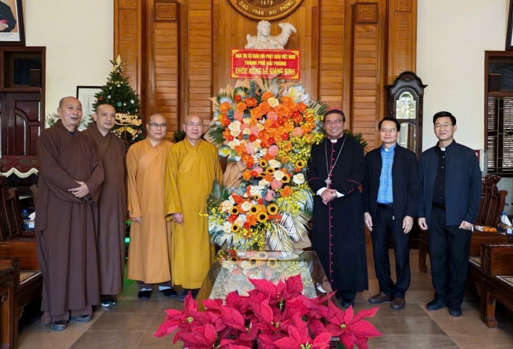 Phật giáo Hải Phòng chúc mừng Giáng sinh 2025 tại Tòa Giám mục