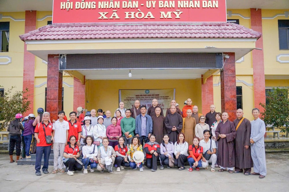 Giáo hội Phật giáo Việt Nam trao hơn 7 tỷ đồng và hàng ngàn phần quà cho bà con vùng bão lũ miền Trung