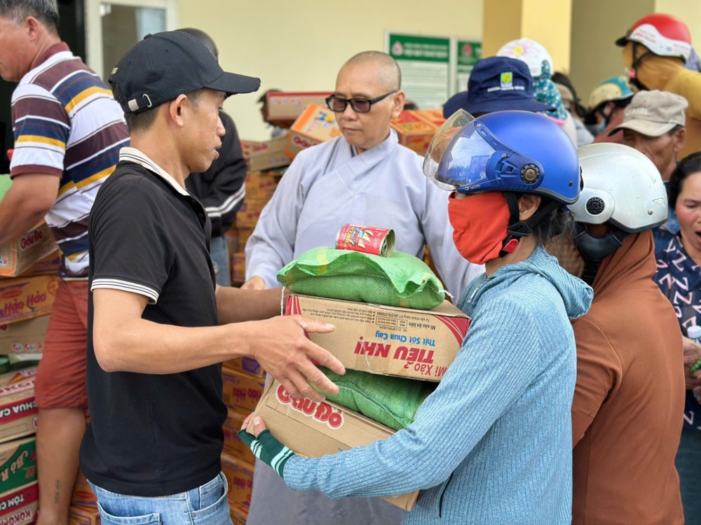 TP.HCM: Chùa Bửu Long (xã Long Hải) trao gần 1,4 tỷ đồng cứu trợ đồng bào lũ lụt miền Trung và Tây nguyên
