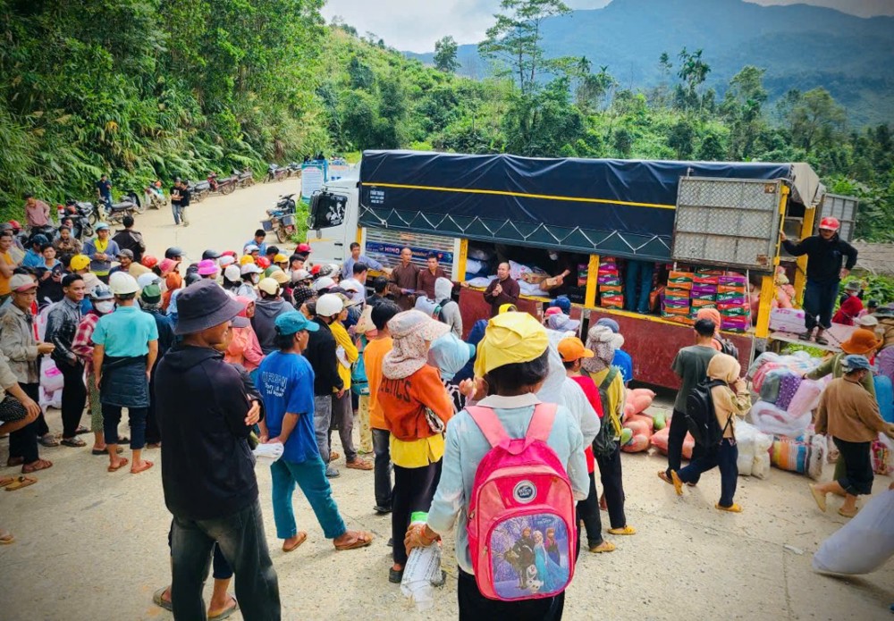Chư Tăng Ni trẻ Phú Thọ mang yêu thương về với Trà My trong những ngày mưa lũ