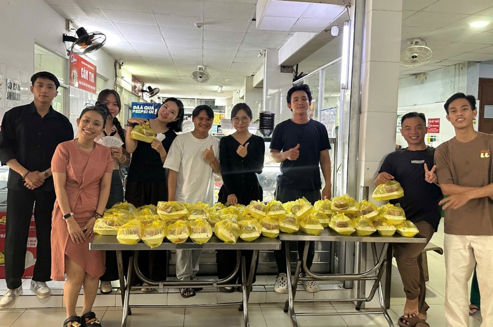 Quỹ Thiện nguyện Vườn Sala tròn 2 năm phát cơm tại Bệnh viện Chấn thương chỉnh hình TP.HCM