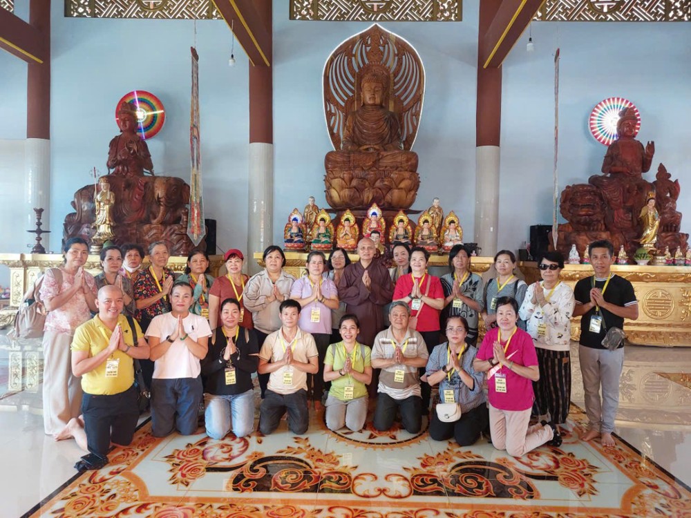 Khánh Hòa: Phân ban Quản lý các cơ sở bảo trợ TT-XH Phật giáo (Ban TT-XH TƯ) trao tặng 500 phần quà đến người dân có hoàn cảnh khó khăn