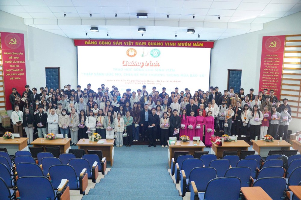 Lâm Đồng: Chư Tôn đức Ni trao học bổng “Tiếp sức đến trường”, nâng bước sinh viên Trường đại học Đà Lạt