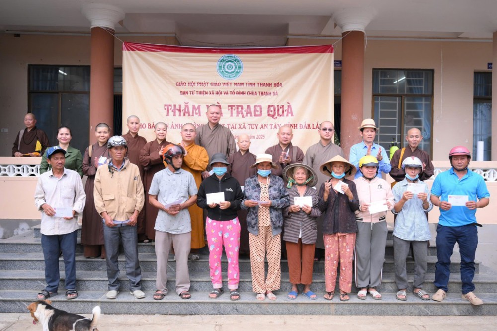 Đắk Lắk: Ban Từ thiện xã hội Phật giáo tỉnh Thanh Hóa và Tổ đình Thanh Hà thăm và tặng quà tới các hộ gia đình vùng lũ