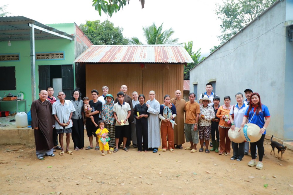Dòng truyền thừa Drukpa và Quan Âm tu viện trao hơn 627 triệu đồng hỗ trợ bà con Đắk Lắk và Khánh Hòa (lần 2)
