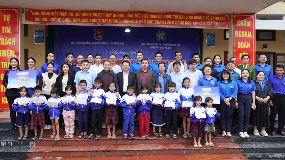 “Tình nguyện mùa Đông” – Trao gửi ấm áp đến bà con và thiếu nhi xã Bình Điền