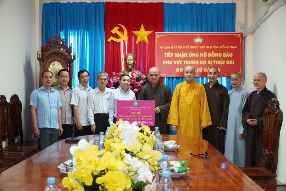 Đồng Tháp: Ban Trị sự tiếp tục trao 100 triệu đồng hỗ trợ đồng bào các tỉnh miền Trung khắc phục thiên tai