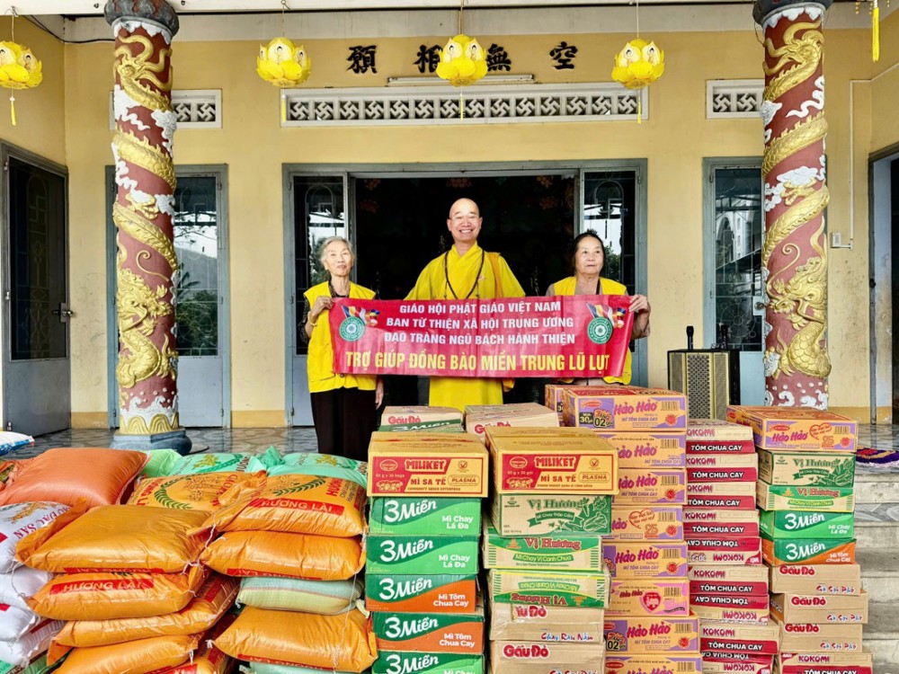 Trao quà hỗ trợ bà con bị thiệt hại do bão lũ số 15 tại các tỉnh Gia Lai, Đắk Lắk và Khánh Hòa