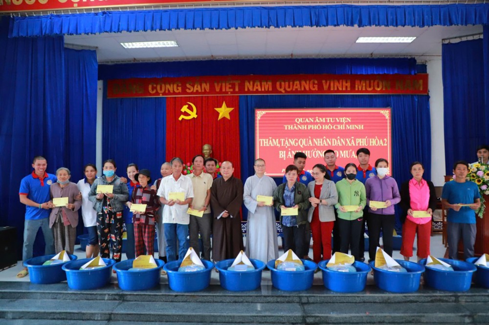 TP.HCM: Quan Âm Tu Viện và dòng truyền thừa Drukpa trao gần 1,5 tỷ đồng cứu trợ đồng bào Phú Yên sau bão số 13