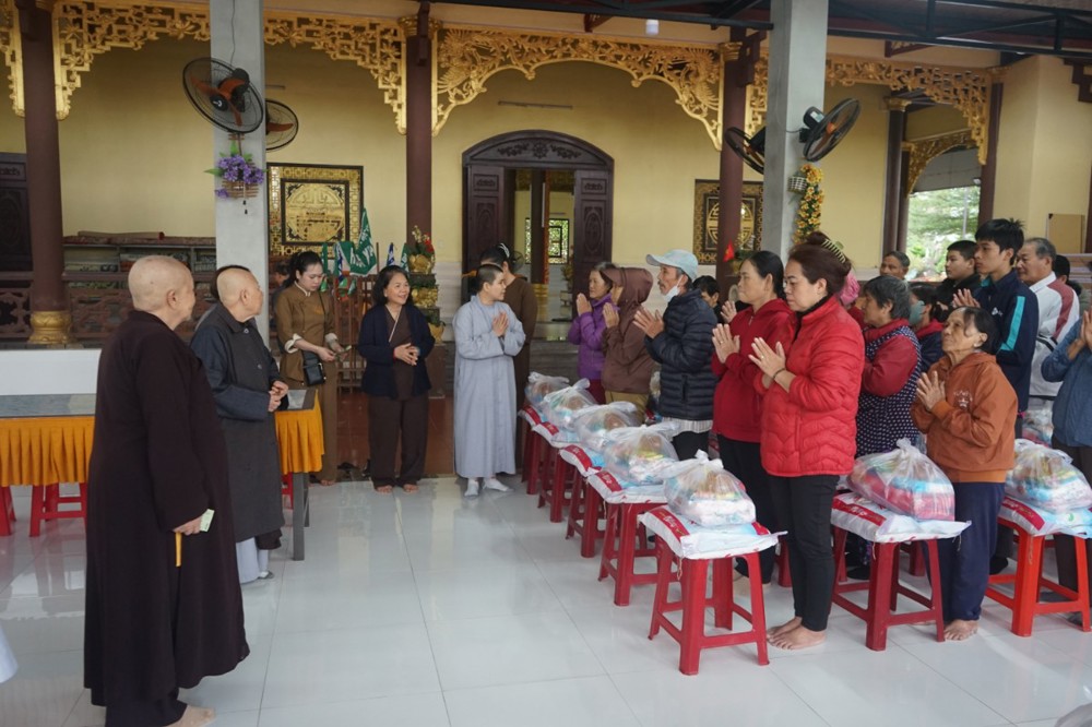Ni viện Thiện Hòa (tỉnh Bà Rịa Vũng Tàu cũ) tặng quà cho bà con bị bão lụt tại Đà Nẵng