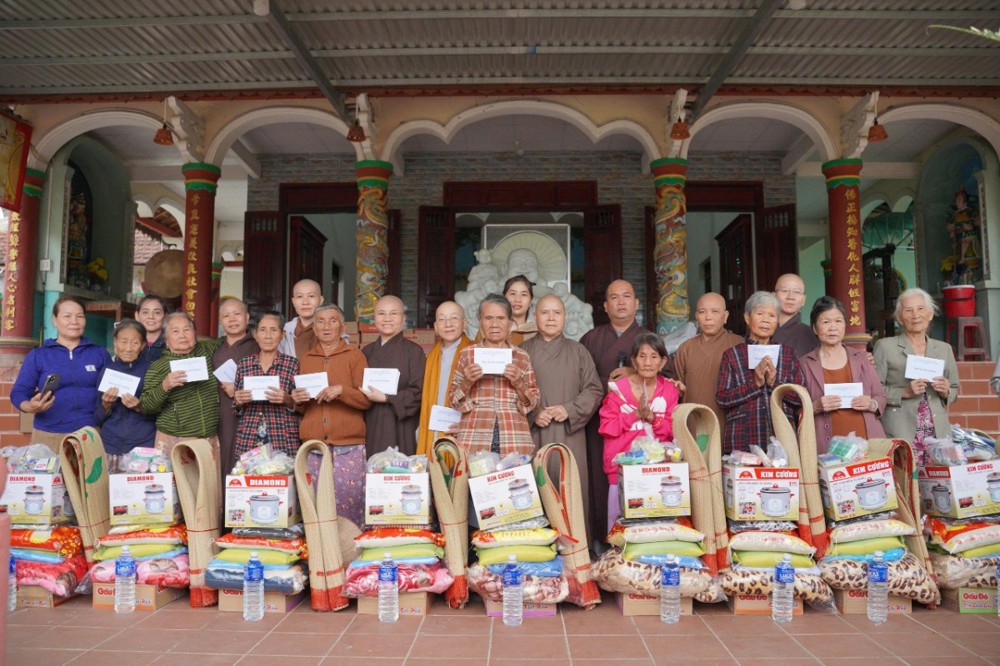 Đắk Lắk: Ban Từ thiện xã hội, Phân ban Ni giới Phật giáo tỉnh Đồng Nai trao quà hỗ trợ người dân vùng lũ xã Đồng Xuân