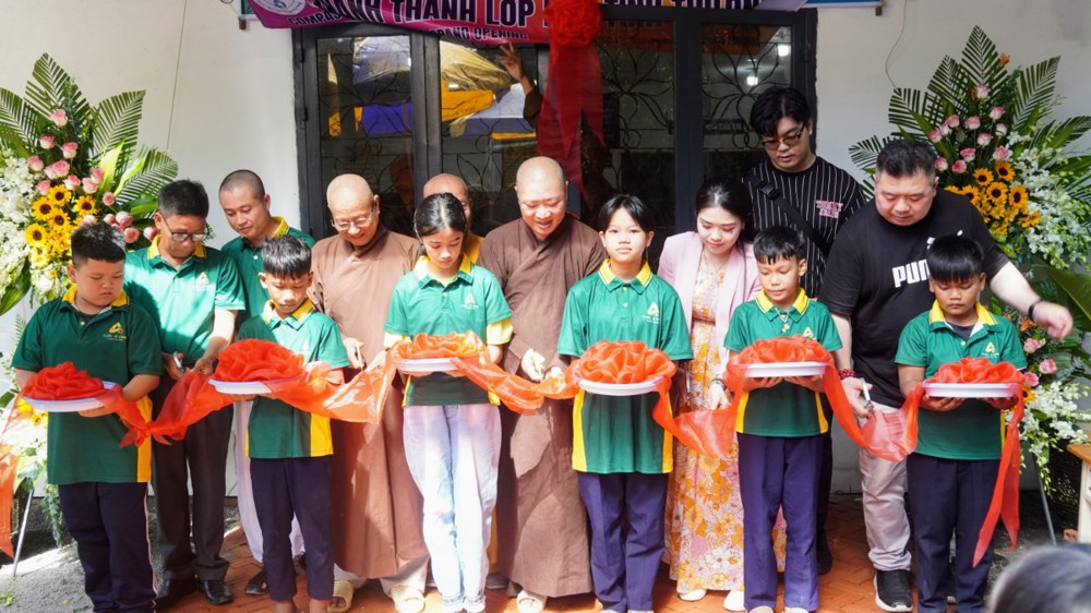 Ấm lòng tình người Việt xa xứ: Hơn 460 triệu đồng hỗ trợ người khiếm thị và xây trường cho trẻ em nghèo vùng bãi rác