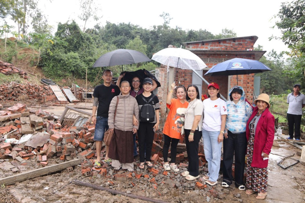 Chùa Phổ Hiền (Đà Nẵng) trao tặng hơn 1 tỷ đồng đến bà con vùng lũ tỉnh Đăk Lăk