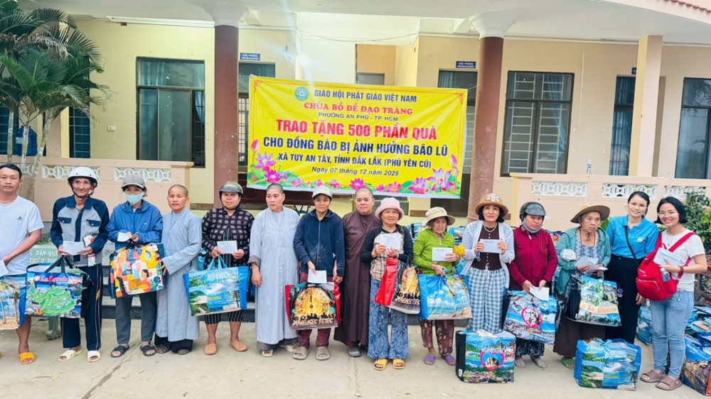 Đắk Lắk: Trao 1.500 phần quà hỗ trợ bà con vùng lũ 