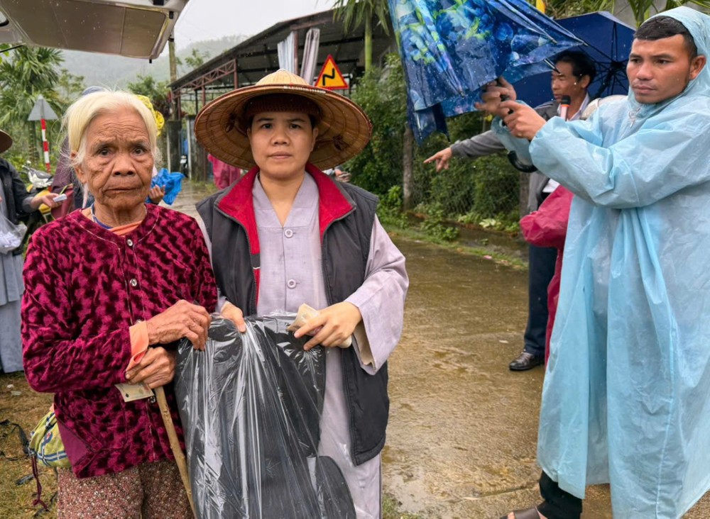 Đà Nẵng: Tổ đình Bảo Quang sư nữ tặng quà đến bà con miền núi Đông Giang