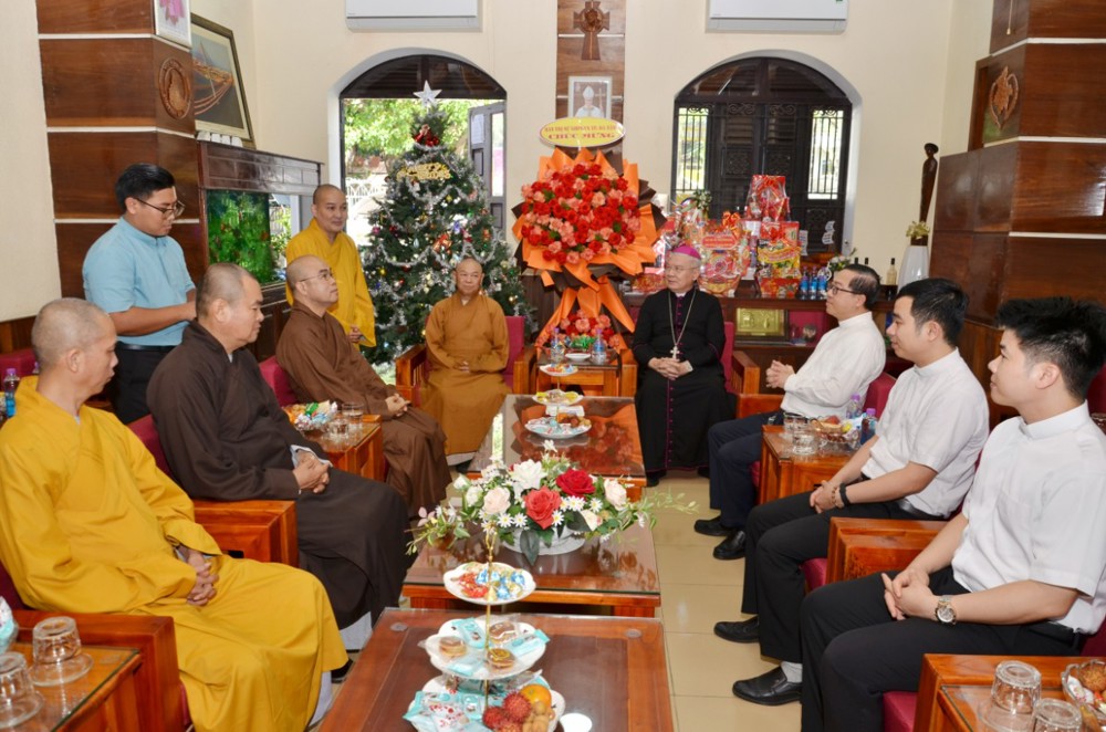 Đà Nẵng: Ban Trị sự Phật giáo thành phố thăm và chúc mừng Giáng Sinh năm 2025 tại Toà Giám mục Giáo phận Đà Nẵng