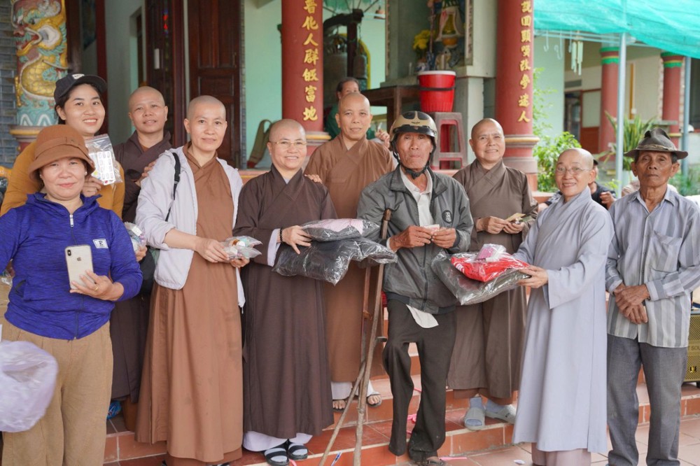 Đắk Lắk: Hơn 2.000 phần quà nghĩa tình từ Ban Từ thiện xã hội và Phân ban Ni giới GHPGVN tỉnh Đồng Nai gửi đến bà con vùng lũ xã Sơn Hà