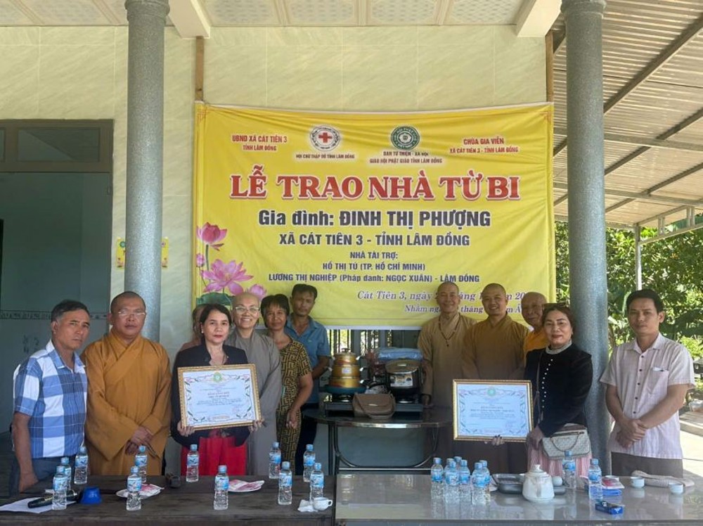 Lâm Đồng: Bàn giao nhà Từ bi và tặng quà cho hộ gia đình có hoàn cảnh khó khăn tại xã Cát Tiên 3