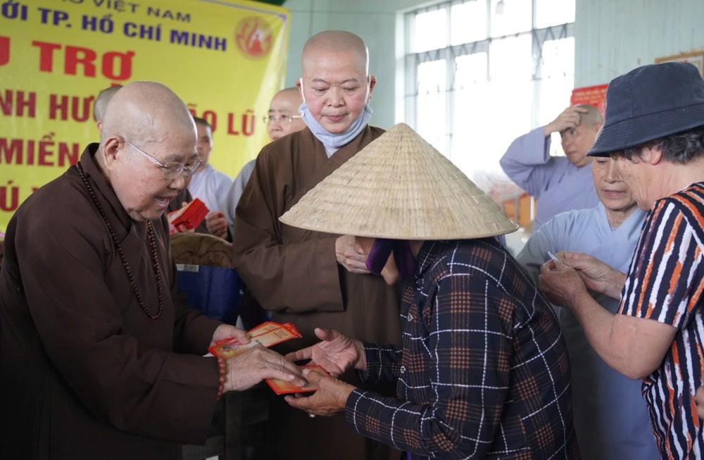 Phân ban Ni giới TP.HCM trao quà hỗ trợ người dân vùng thiên tai tại Đắk Lắk