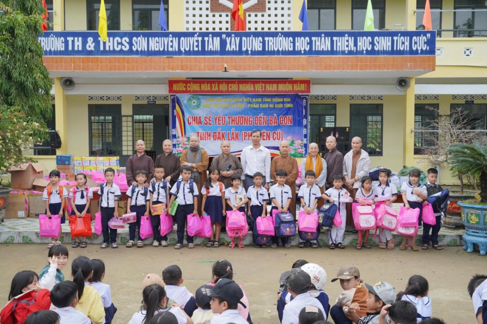 Đắk Lắk: Ban Từ thiện xã hội – Phân ban Ni giới tỉnh Đồng Nai tiếp tục trao những phần quà ý nghĩa đến bà con chịu ảnh hưởng lũ lụt