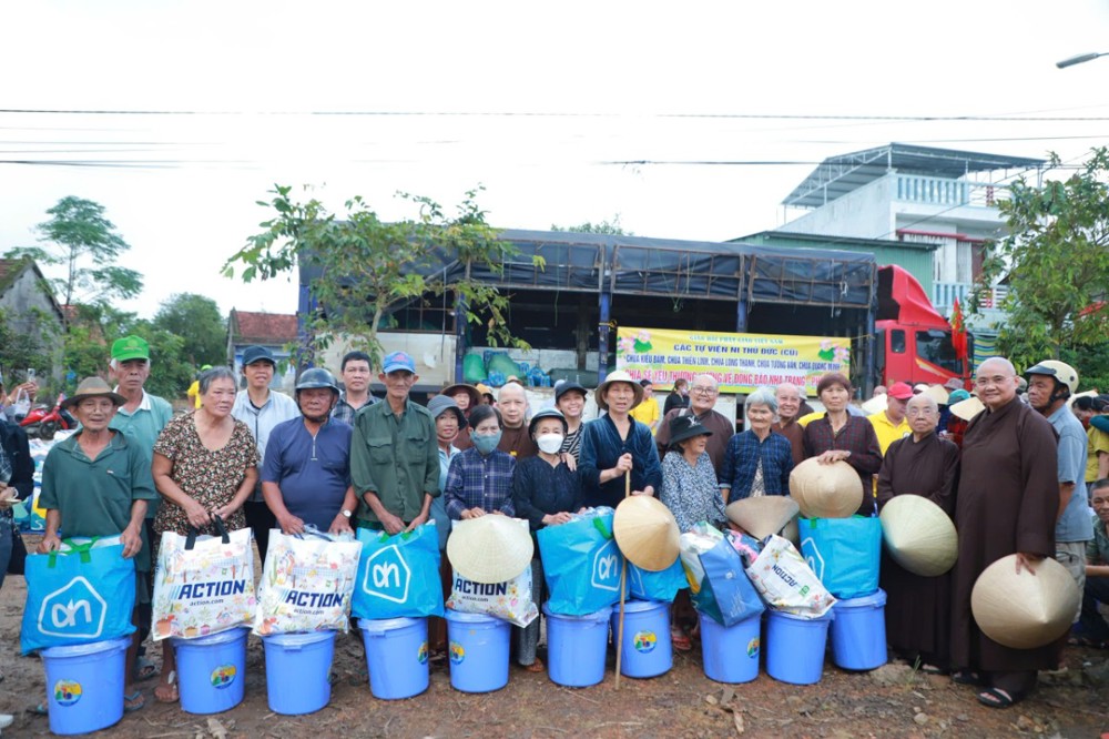 Chư Ni các tự viện TP.HCM và Đồng Nai trao quà đến bà con vùng bão lũ tại Đắk Lắk