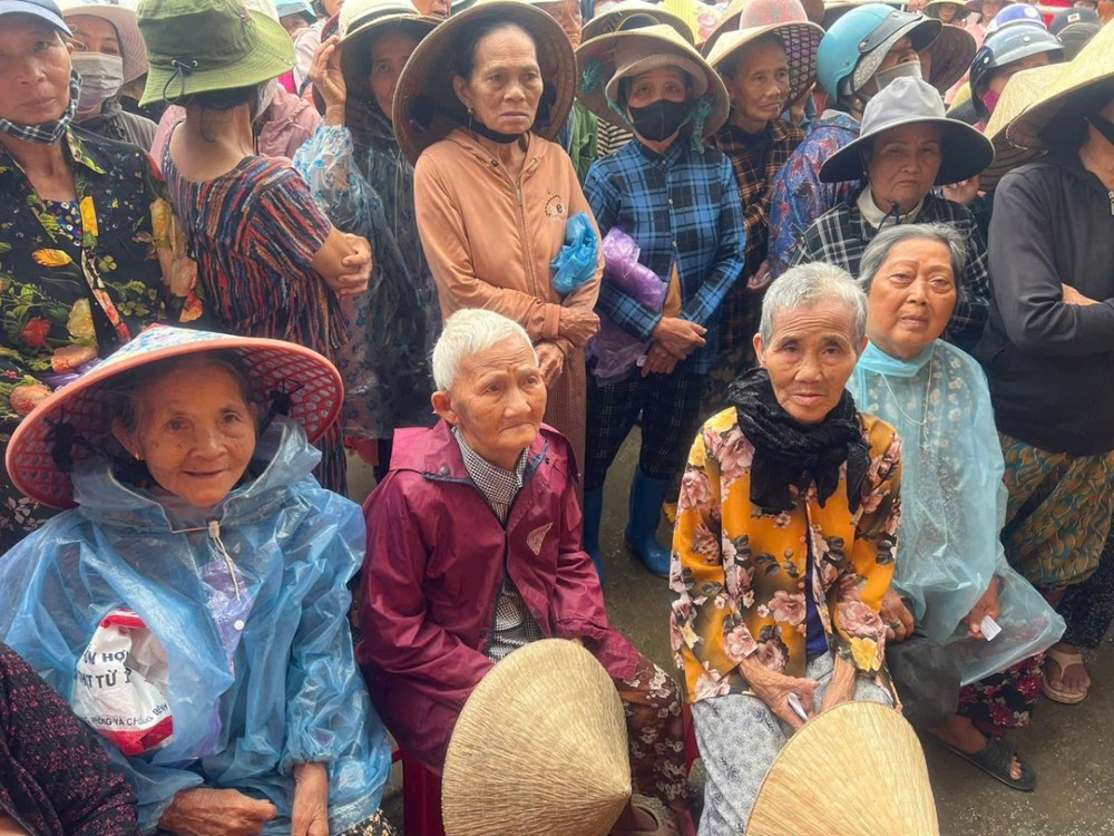 Chùa Linh Phước (Đồng Tháp) trao 300 phần quà hỗ trợ bà con vùng lũ Đắk Lắk