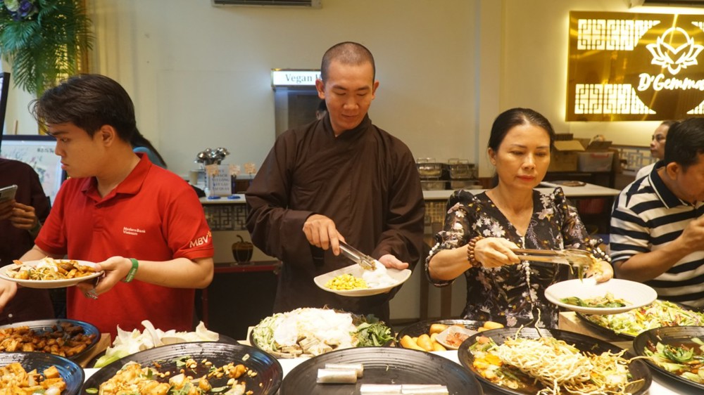 TP.HCM: Tiệc buffet chay gây quỹ hướng về miền Trung