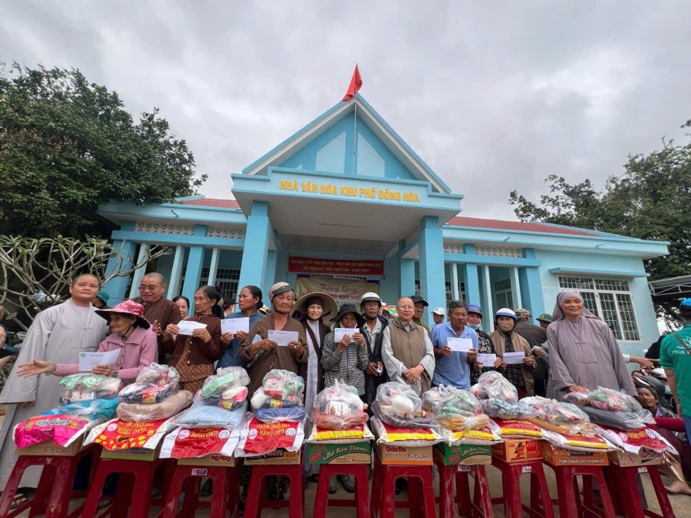 Phật giáo Lâm Đồng trao hơn 600 phần quà cứu trợ đồng bào hai tỉnh Khánh Hòa và Đak Lăk bị lũ lụt