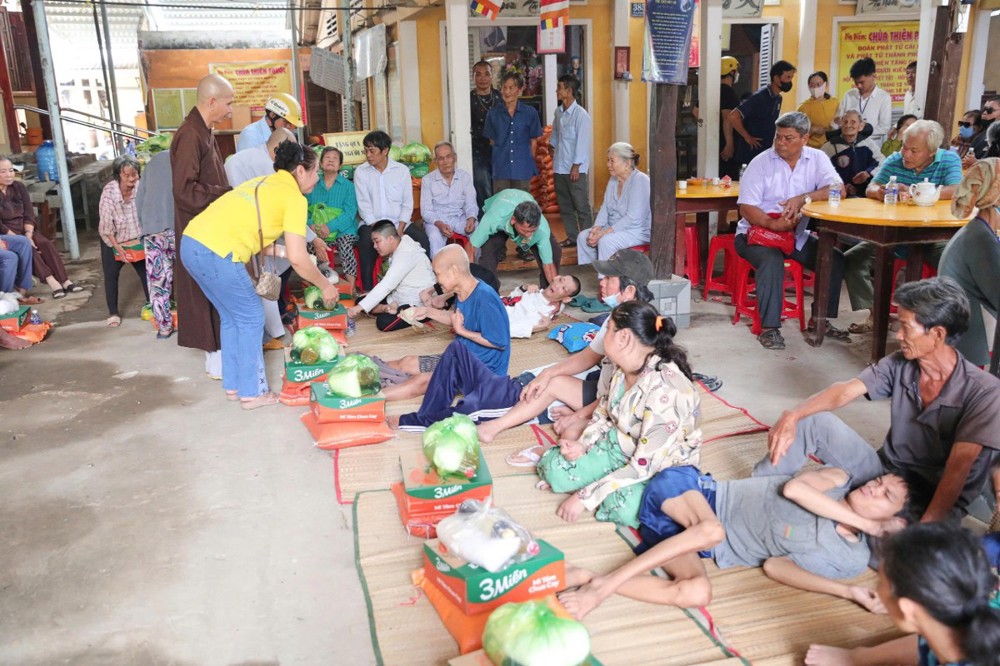 Đồng Tháp: Chùa Thiên Phước (xã Cái Bè) phát quà từ thiện nhân ngày Rằm Hạ Ngươn