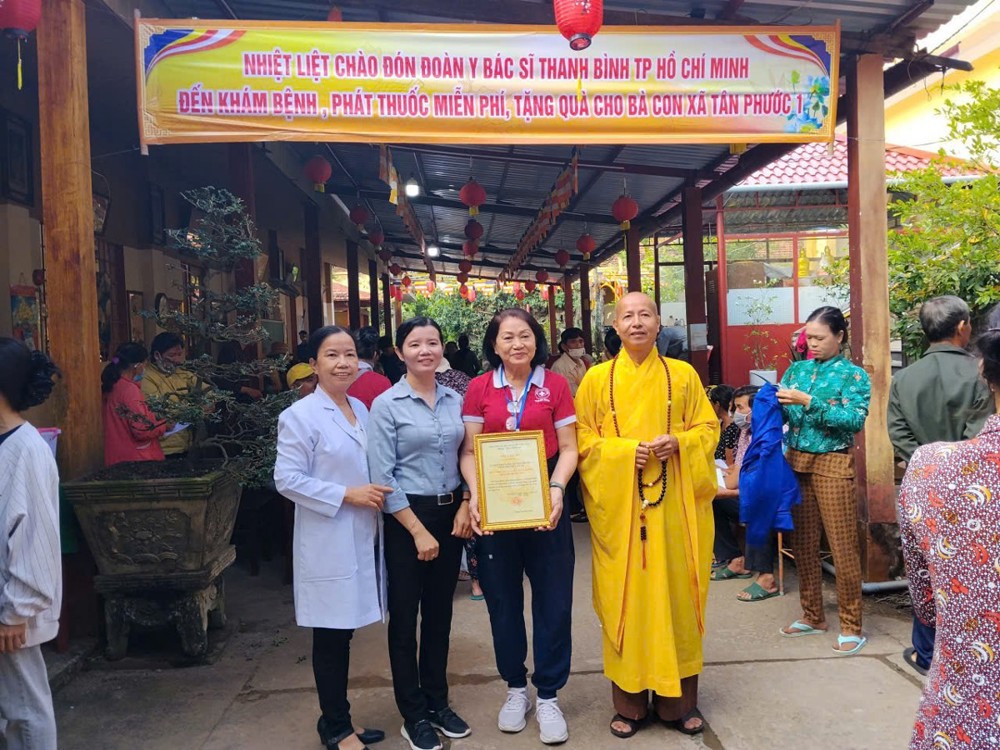 Đồng Tháp: Chùa Linh Phước (Phật Đá) tổ chức khám bệnh miễn phí và tặng quà từ thiện