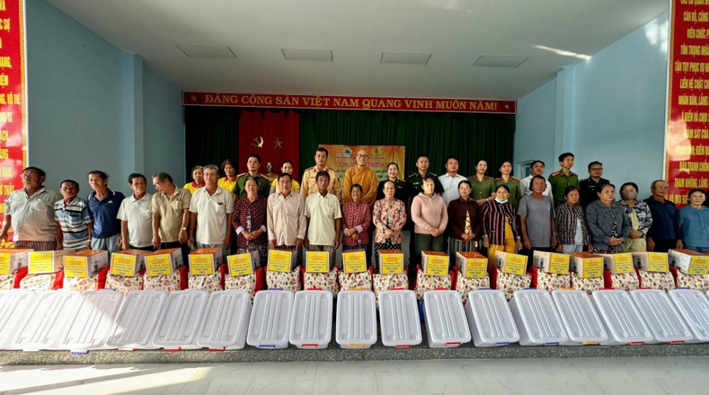 Chia sẻ yêu thương – Hướng về bà con sau bão lũ